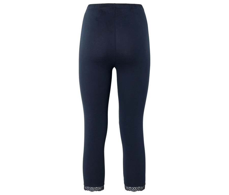 Leggings bleu foncé avec bordure en dentelle au bas des jambes.