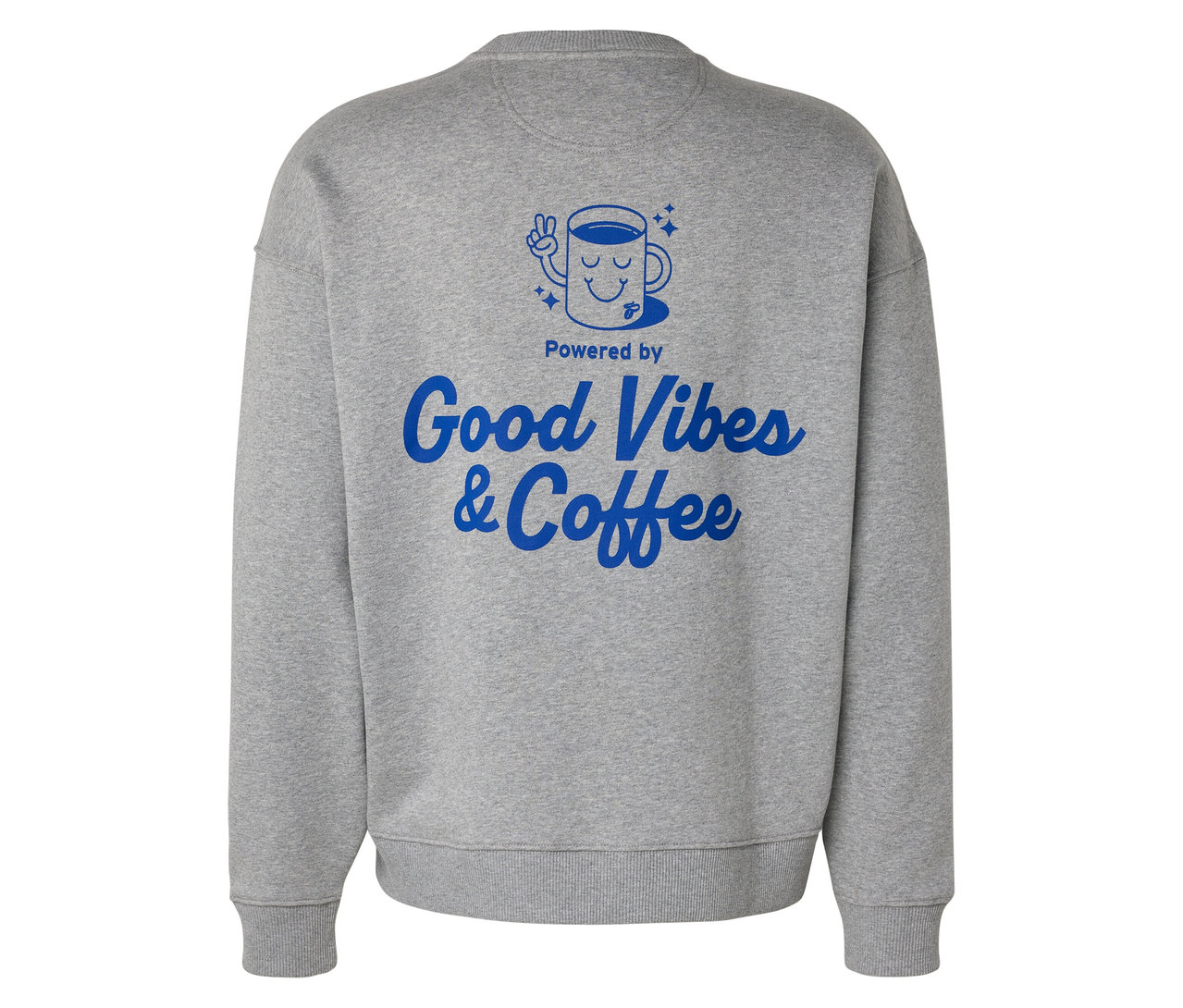 Vue arrière d'un sweat-shirt gris unisexe Coffee Crew avec un imprimé bleu d'une tasse à café avec un visage et l'inscription "Powered by Good Vibes & Coffee".