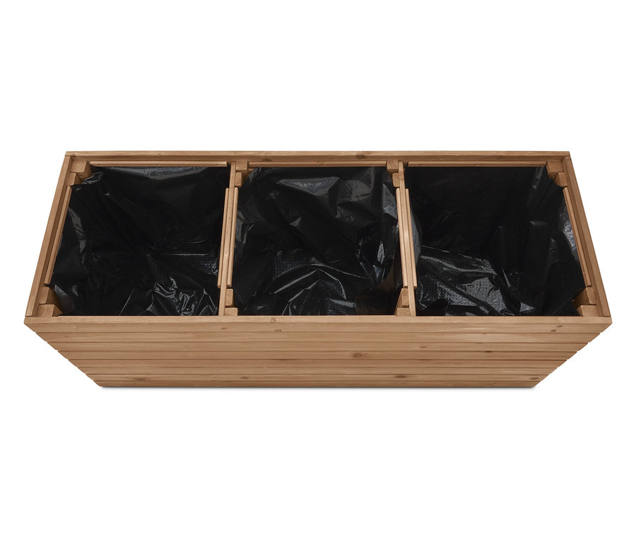 Boîte en bois avec trois compartiments doublés de sacs poubelles noirs.