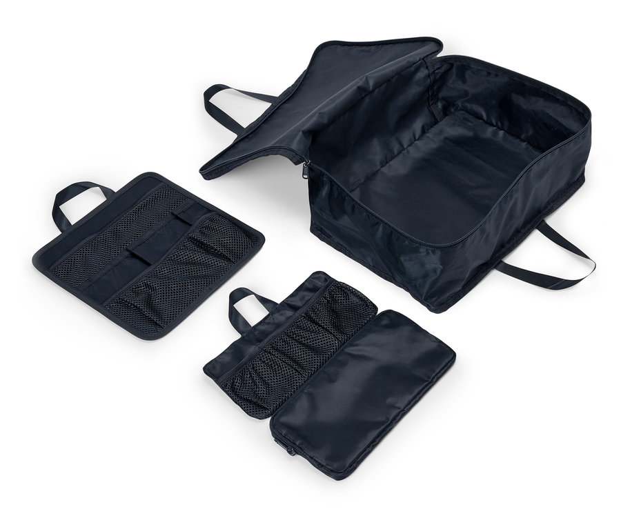Trois sacs en tissu bleu marine avec poignées et compartiments en filet sont posés sur un fond blanc. Un sac est ouvert et montre l'intérieur.