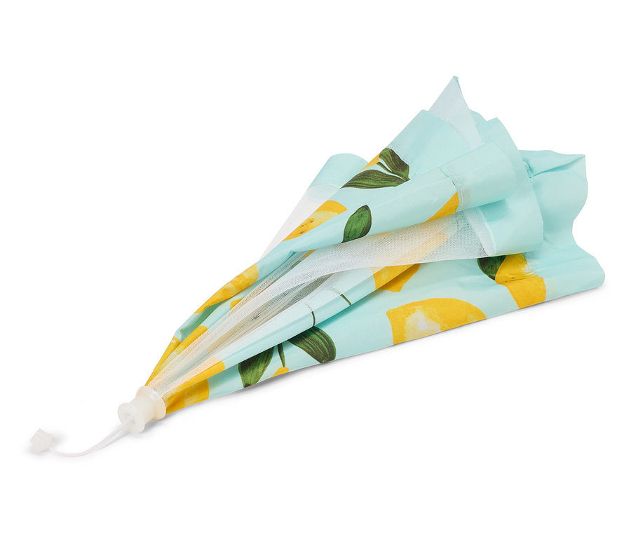 Éventail plié bleu clair à motifs de citrons et de feuilles.