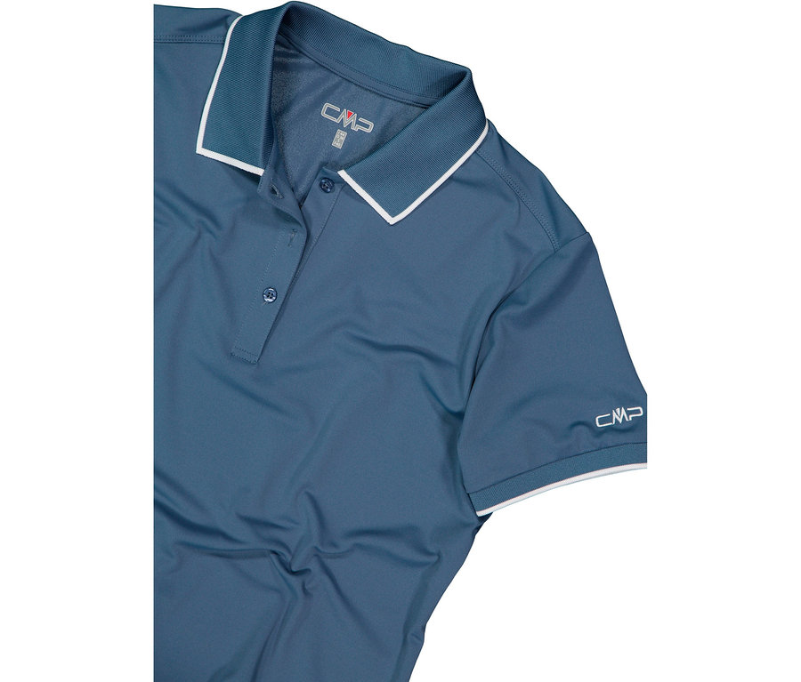 Polo bleu avec des accents blancs sur le col et les manches.