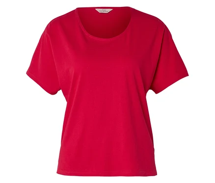 T-shirt rouge à manches courtes et large encolure ronde.