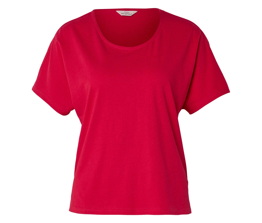 T-shirt rouge à manches courtes et large encolure ronde.