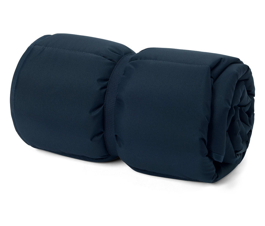 Une couverture bleu foncé roulée et fixée par une sangle.