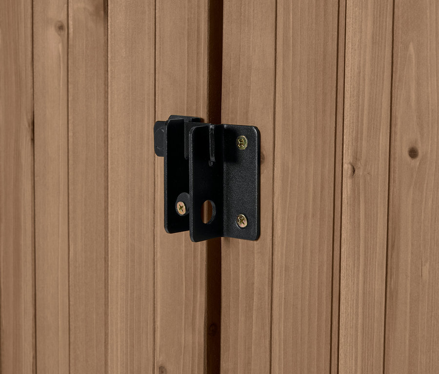 Gros plan d'un loquet noir sur une porte en bois, fixé par quatre vis.