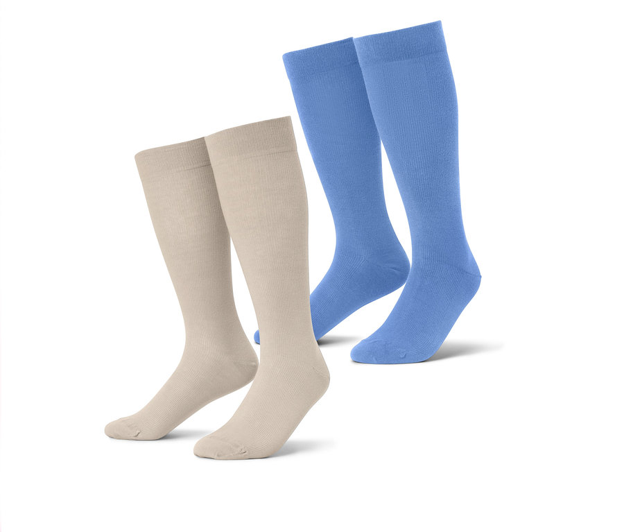 Deux paires de chaussettes hautes, une beige et une bleue, se tiennent sur un fond blanc.