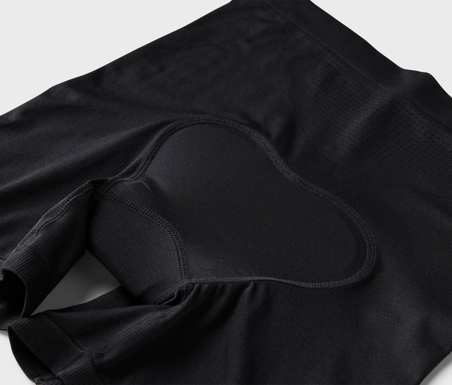 Gros plan sur un short de cyclisme noir avec un coussin de siège.