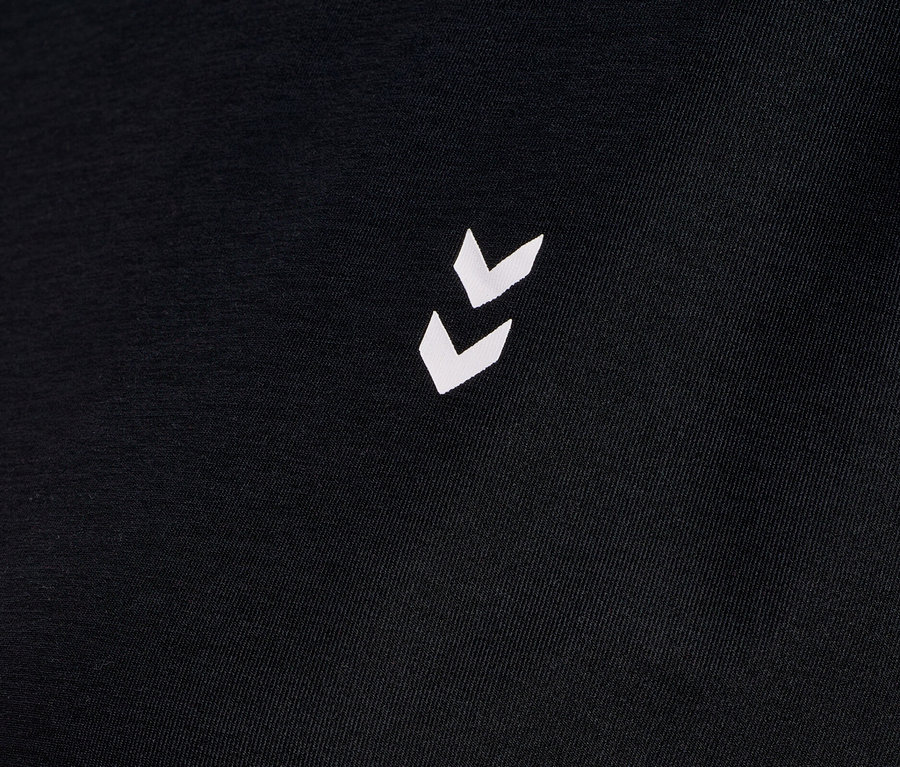 Gros plan d'un tissu noir avec un logo blanc.