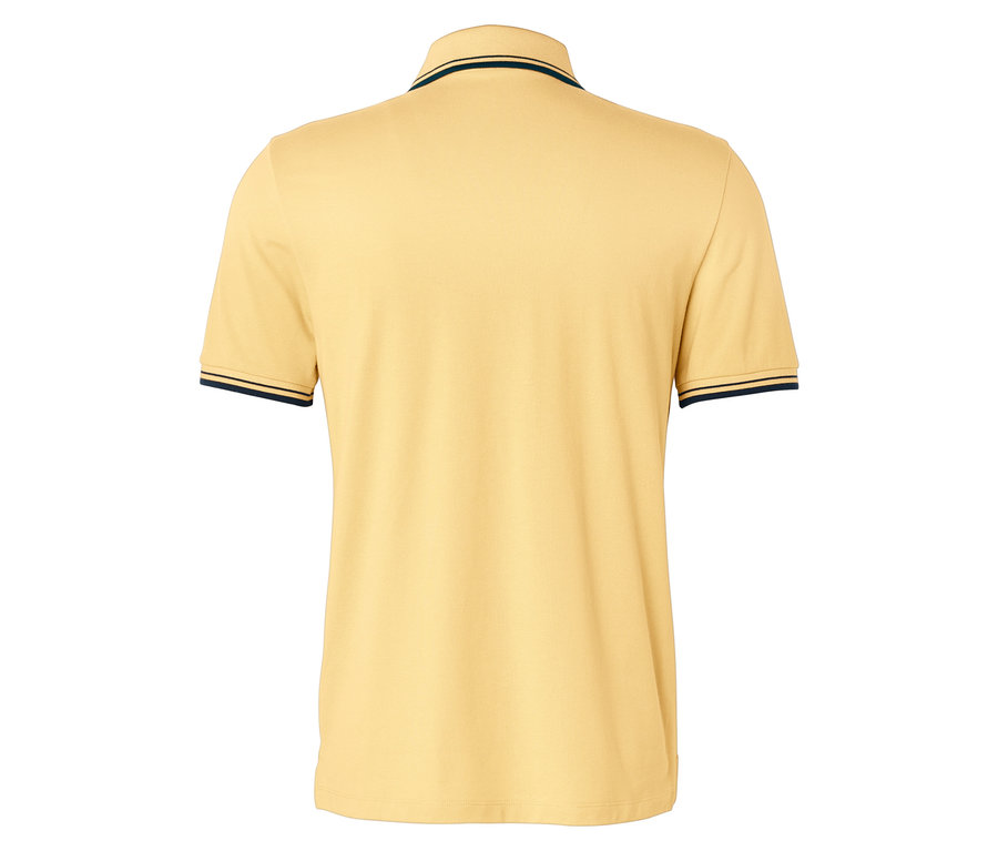 Vue arrière d'un polo jaune avec des rayures bleu marine sur le col et les manches.