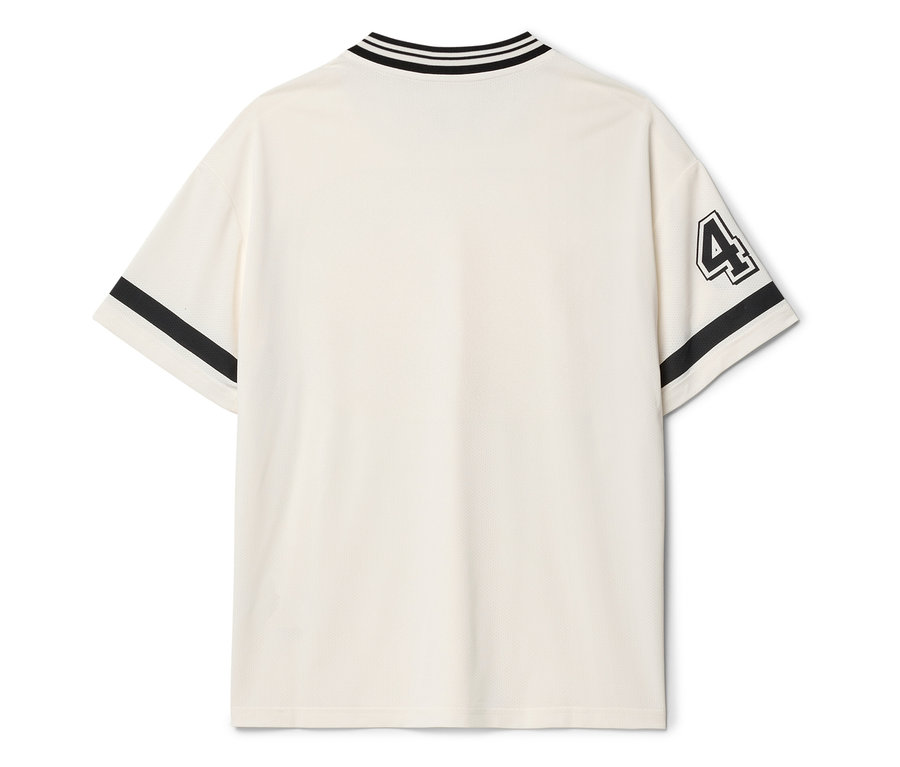 Vue arrière d'un t-shirt crème avec des rayures noires sur le col et les manches, et le chiffre 4 sur la manche.