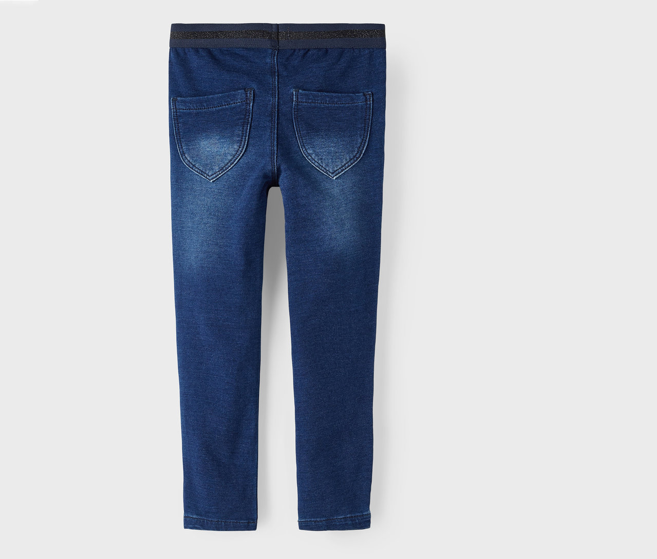Gros plan sur l'arrière d'un jegging NAME IT bleu.