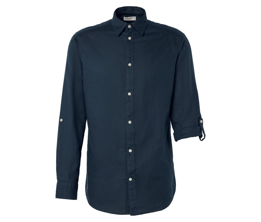 Une chemise bleu marine à manches longues retroussées.