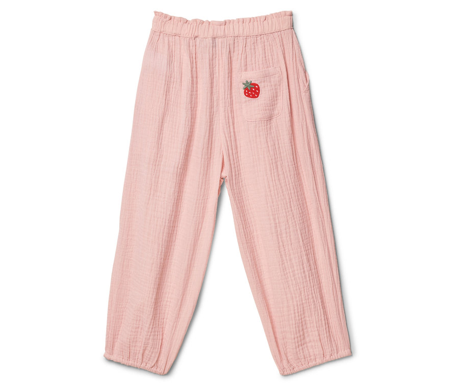 Un pantalon en tissu rose avec une taille élastique et une poche plaquée avec une broderie de fraise.