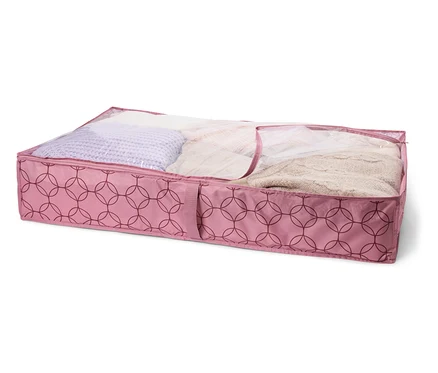 Boîte de rangement rose à motif géométrique, remplie de textiles, sous un couvercle transparent.