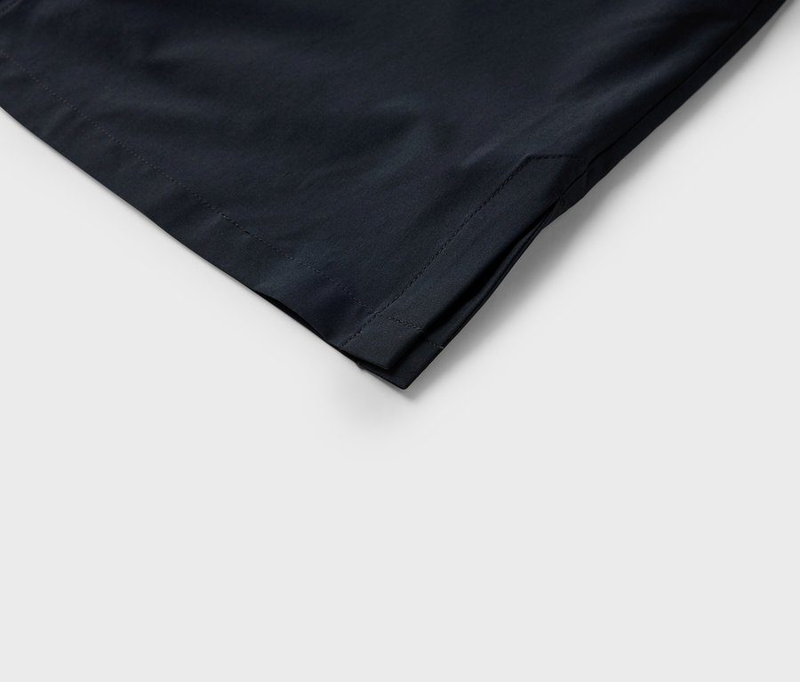 Gros plan sur le coin d'un tissu foncé avec des coutures visibles.