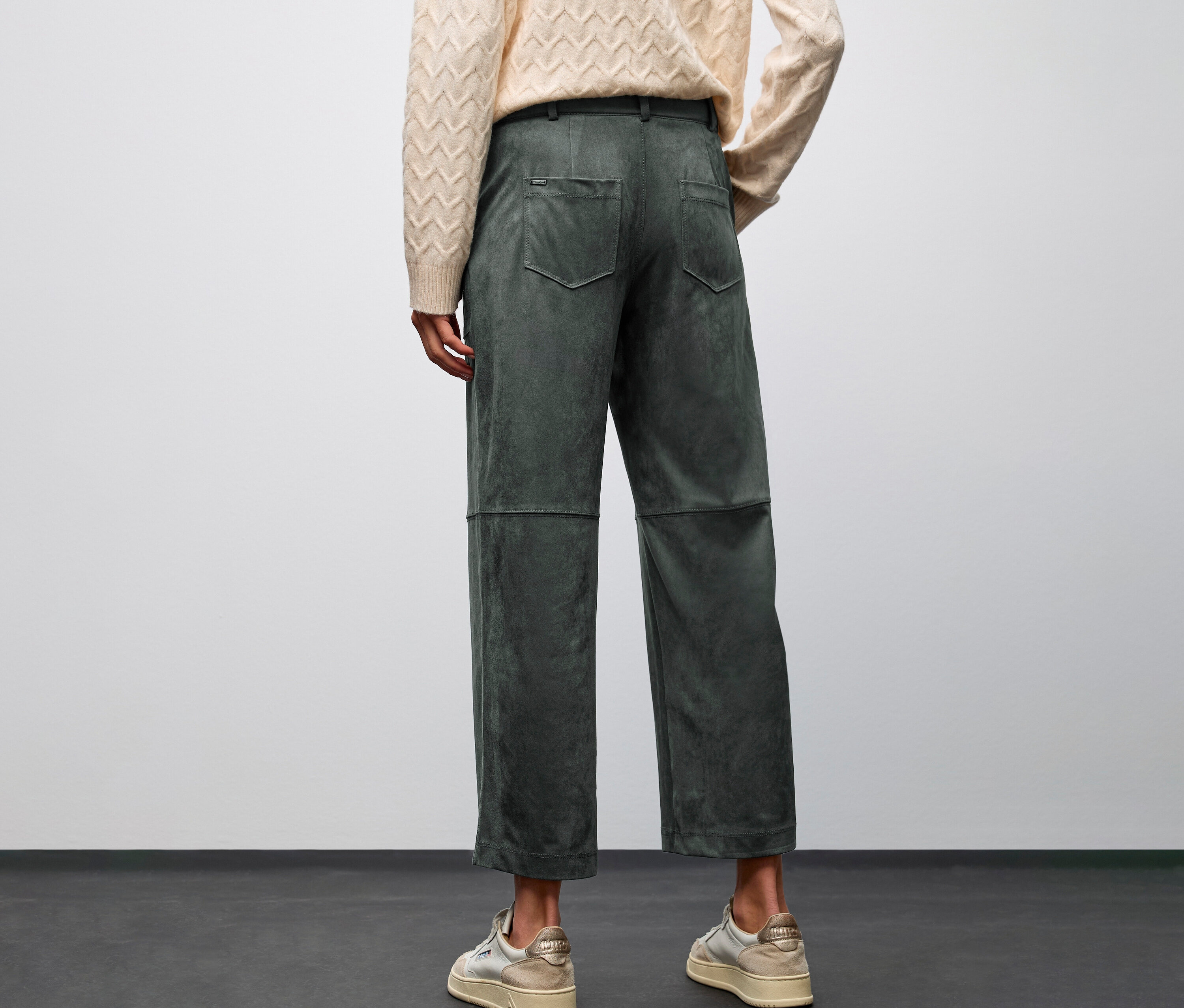 Personne vue de dos portant un pull beige et un pantalon de velours vert Straight Leg Street One.