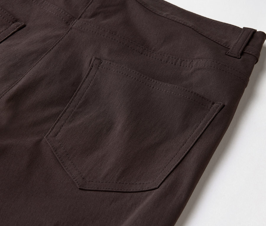Vue détaillée de l'arrière d'un pantalon marron avec une poche arrière.