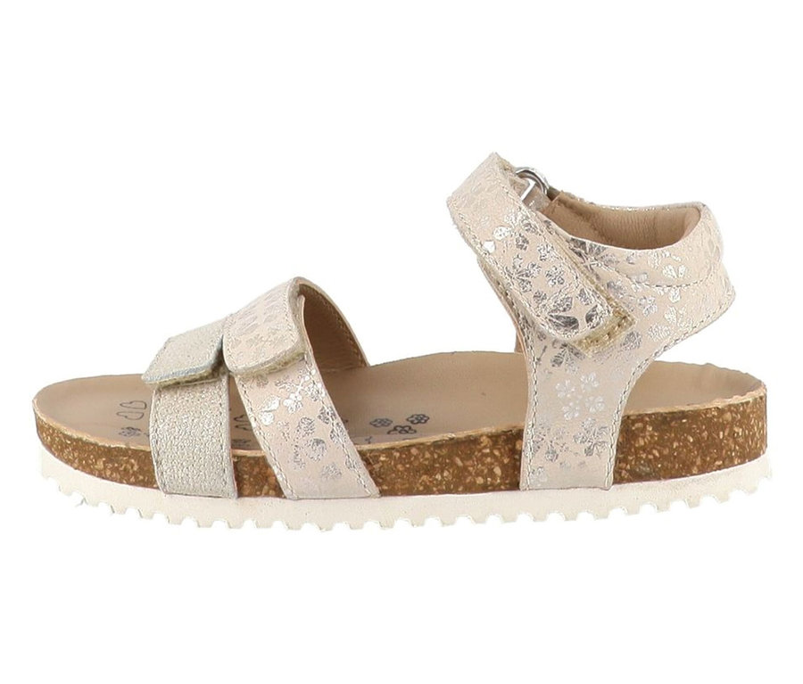 Une sandale pour fille LURCHI « Beo » de couleur beige clair avec des motifs floraux argentés, dotée de deux brides ajustables sur l'avant-pied et d'une bride de cheville, sur une semelle intérieure en liège et une semelle extérieure blanche crantée.