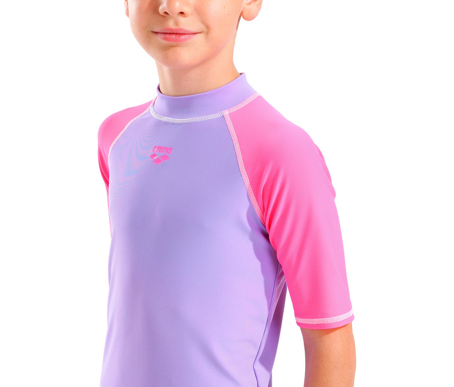 Gros plan d'un enfant portant un haut de bain Arena lilas et rose.