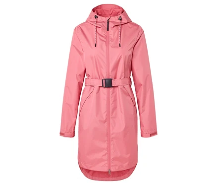 Imperméable long rose avec capuche et ceinture à boucle noire.