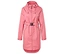 Imperméable long rose avec capuche et ceinture à boucle noire.
