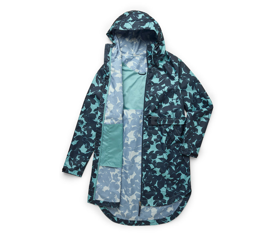 Imperméable long ouvert bleu clair et bleu marine à motif floral avec capuche, poche intérieure visible.