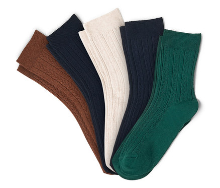 Cinq chaussettes à motif torsadé, disposées en éventail sur un fond blanc. De gauche à droite, les chaussettes sont marron, bleu foncé, crème, bleu foncé et vert.
