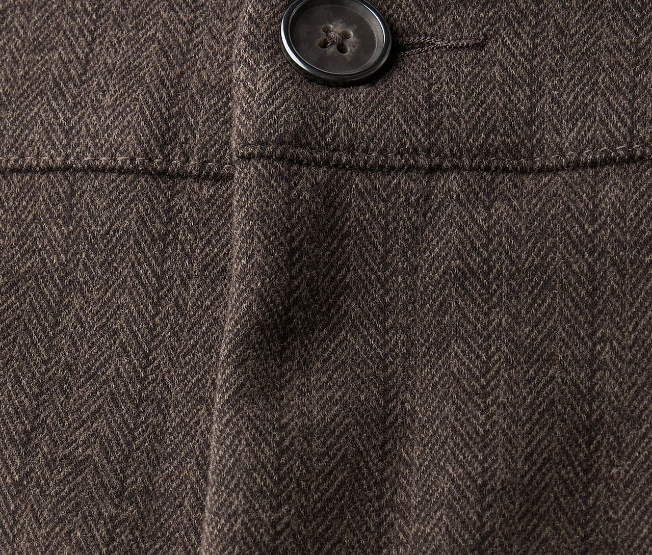 Gros plan d'un pantalon marron Straight Leg Street One avec un bouton.