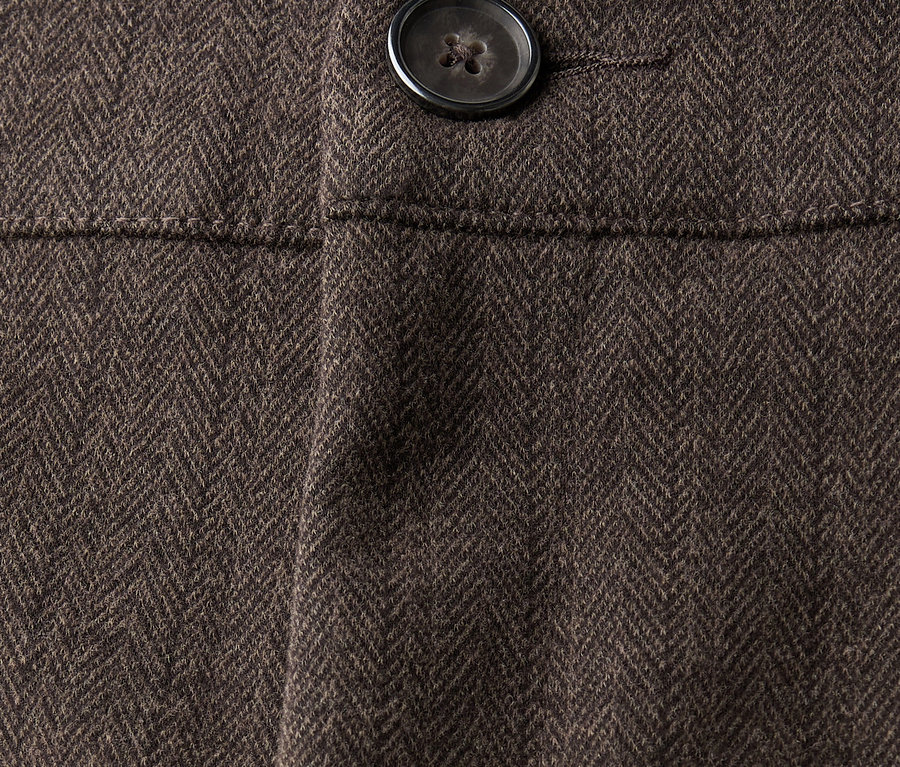 Gros plan d'un pantalon marron Straight Leg Street One avec un bouton.