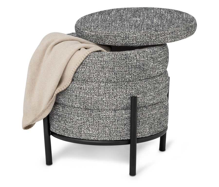 Un tabouret rond gris avec un cadre noir et une couverture beige dessus.