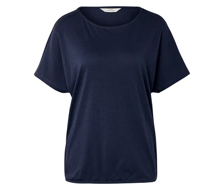 Un t-shirt bleu marine posé sur une surface blanche.