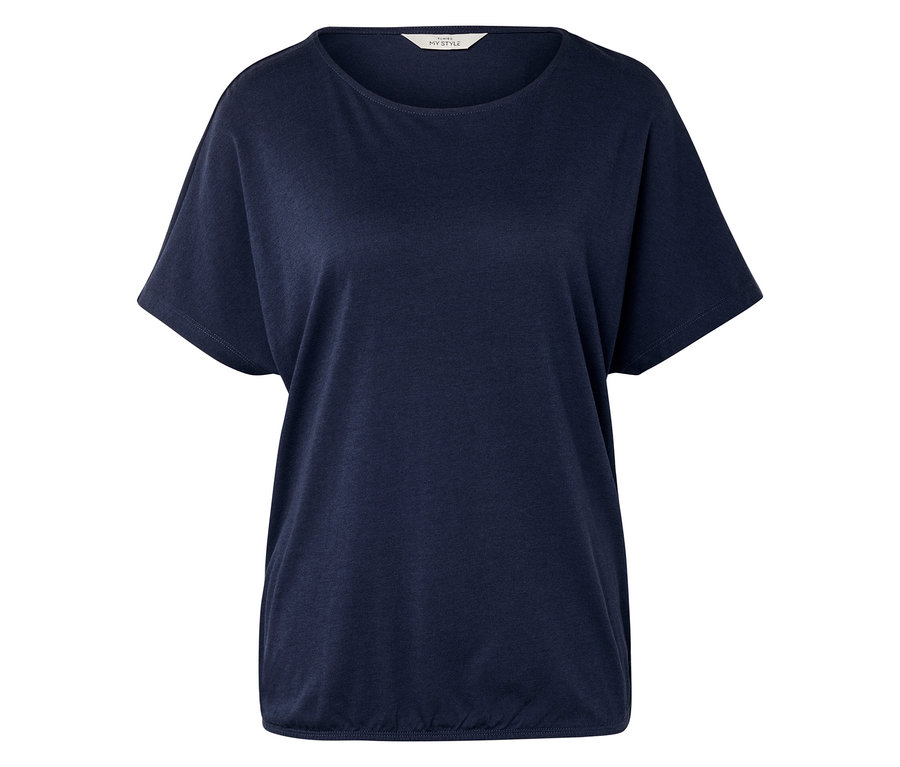 Un t-shirt bleu marine posé sur une surface blanche.
