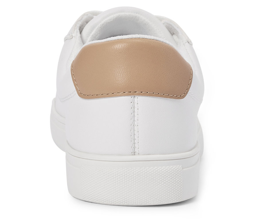 Vue arrière d'une basket blanche avec un contrefort de talon beige.