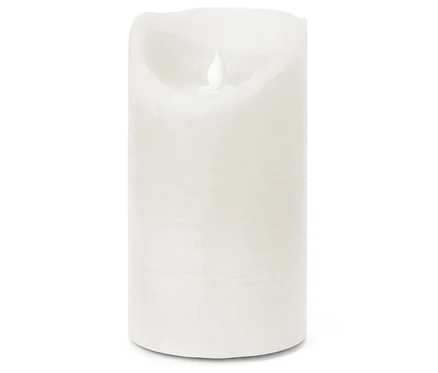 Une seule bougie pilier blanche avec une flamme simulée sur fond blanc.