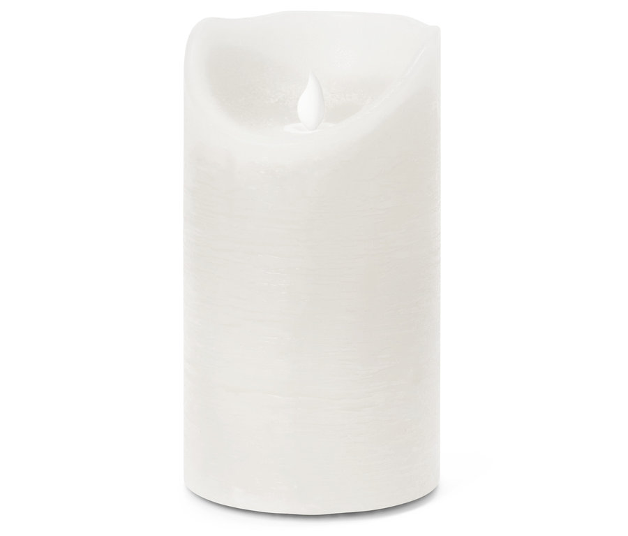 Une seule bougie pilier blanche avec une flamme simulée sur fond blanc.