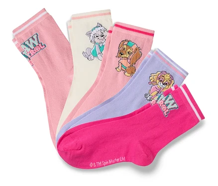 Cinq paires de chaussettes colorées avec des motifs de la Pat' Patrouille sont superposées.