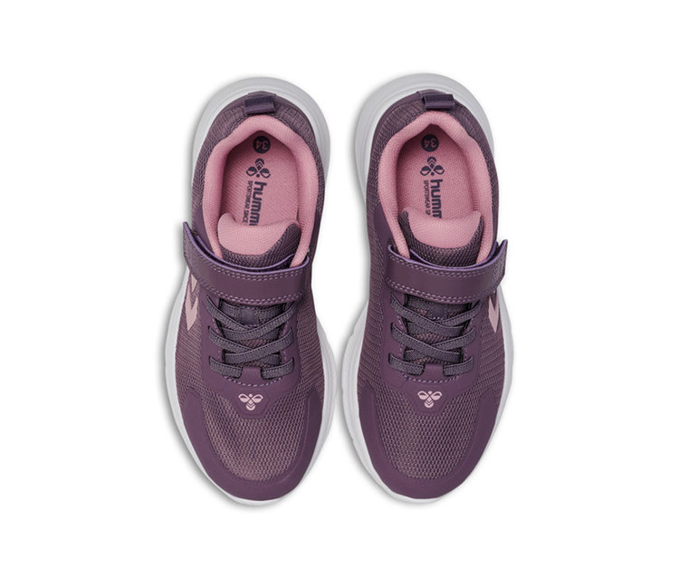 Deux baskets hummel® « Actus Tr Bearther Jr » couleur prune avec empeigne en mesh, semelles blanches, doublure rose, lacets et scratch, vues de dessus.
