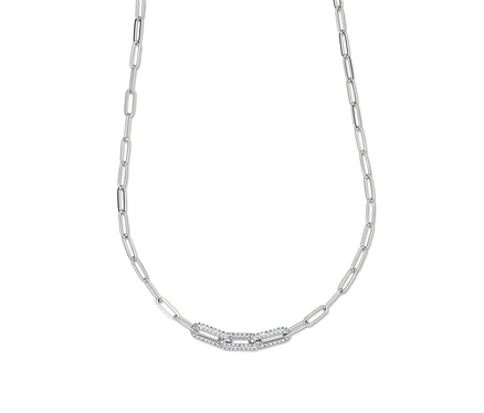 Collier chaîne argentée avec un maillon décoratif au centre.