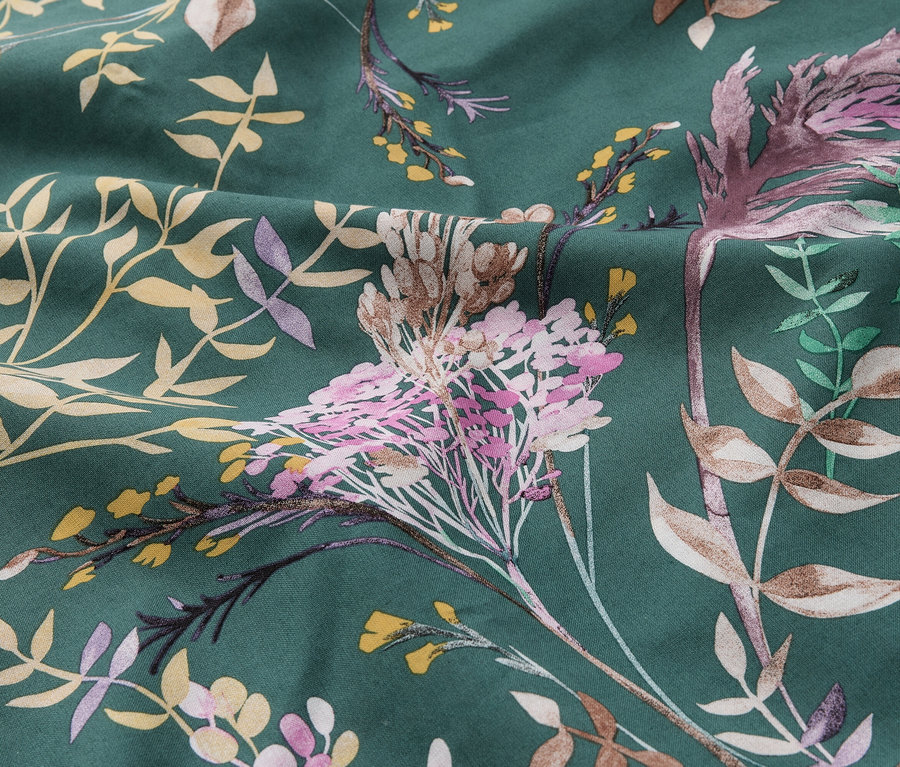 Tissu vert foncé avec un motif floral rose, violet, jaune et marron.