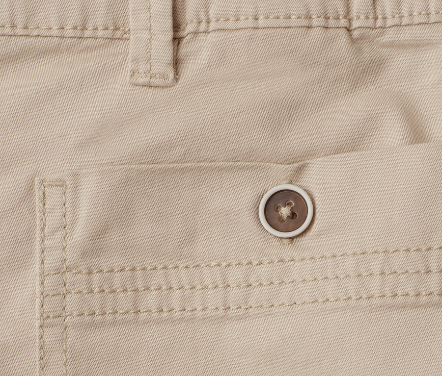 Gros plan d'un bermuda Street One « Yulius » beige, avec une poche à rabat, des coutures visibles et un bouton marron foncé à bord clair.