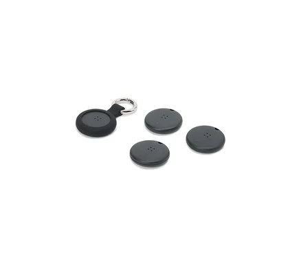 Quatre porte-clés de localisation noirs, dont un avec un anneau, sur fond blanc.