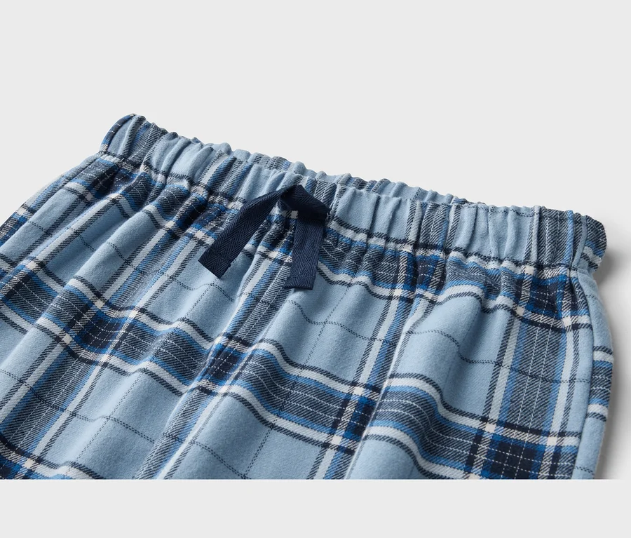 Pantalon de pyjama à carreaux bleu clair avec taille élastique et cordon de serrage bleu foncé.