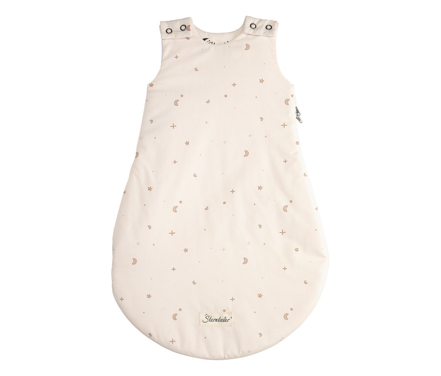 Gigoteuse bébé crème avec motifs lunes, étoiles et signes plus marron, fermetures à pression aux épaules et fermeture éclair latérale.