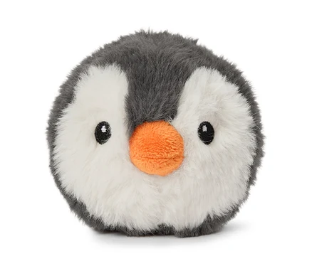Peluche de pingouin ronde et moelleuse avec de la fourrure grise et blanche, des yeux noirs et un bec orange.