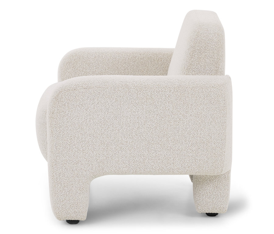 Vue latérale d'un fauteuil moderne en tissu bouclé crème, au design arrondi et trapu, avec des pieds intégrés.