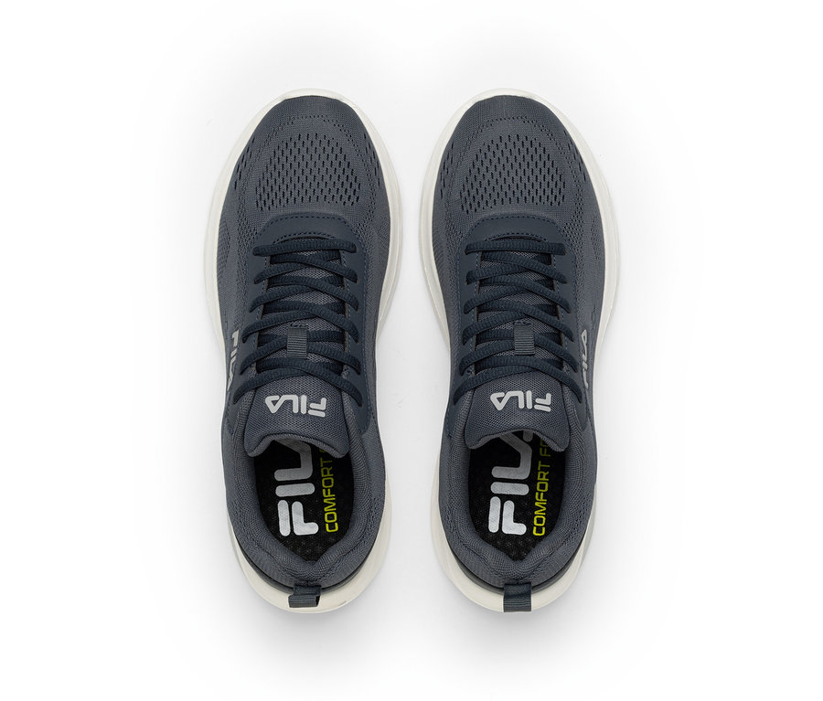 Paire de baskets Fila gris foncé avec semelles blanches, vue de dessus. Les chaussures présentent une tige en mesh et des logos Fila blancs sur les côtés et les semelles intérieures, avec le texte « COMFORT » sur les semelles intérieures.