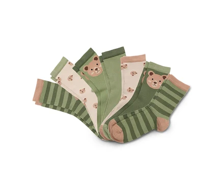Cinq chaussettes disposées en éventail : vert rayé, beige avec oursons, vert uni, beige avec oursons et vert rayé.