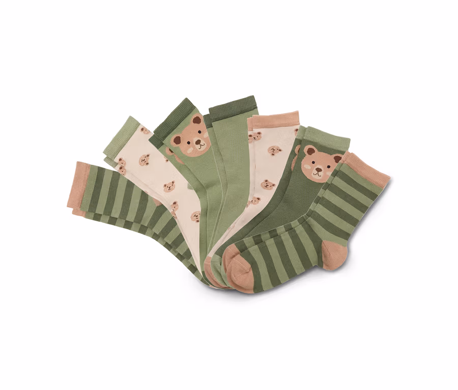 Cinq chaussettes disposées en éventail : vert rayé, beige avec oursons, vert uni, beige avec oursons et vert rayé.