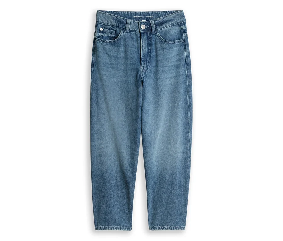 Jean en denim bleu à coupe décontractée, avec poches avant, fermeture boutonnée et zippée, posé à plat.